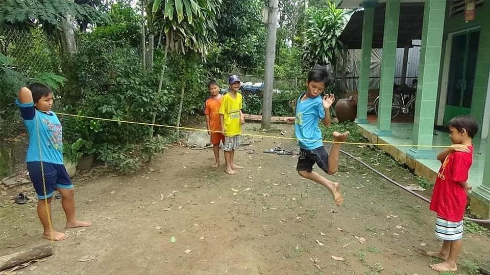 Nhớ những buổi đi học về, chạy ngay vào xóm để tìm bạn chung xóm cùng chơi nhảy dây.