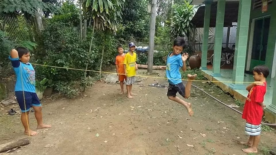 Nhớ những buổi đi học về, chạy ngay vào xóm để tìm bạn chung xóm cùng chơi nhảy dây.