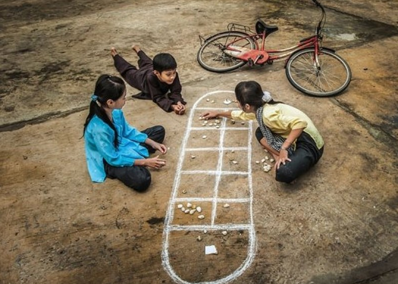 Trò chơi ô ăn quan mang đậm chất miền quê Việt Nam cùng bạn bè giải trí sau giờ học căng thằng. Ảnh: Tổng hợp Internet