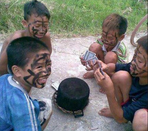 Những phút giây cười sảng khoái bên chúng bạn. Mặt mày lấm lem vẫn không dừng lại.