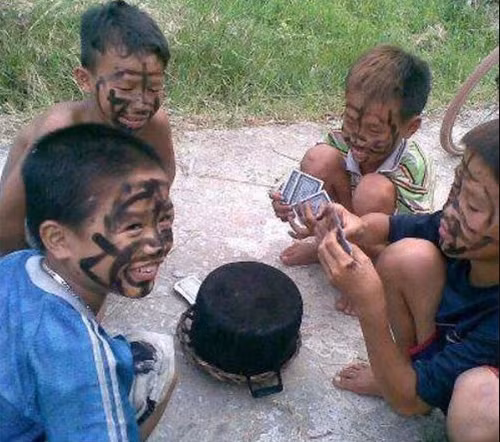 Những phút giây cười sảng khoái bên chúng bạn. Mặt mày lấm lem vẫn không dừng lại.