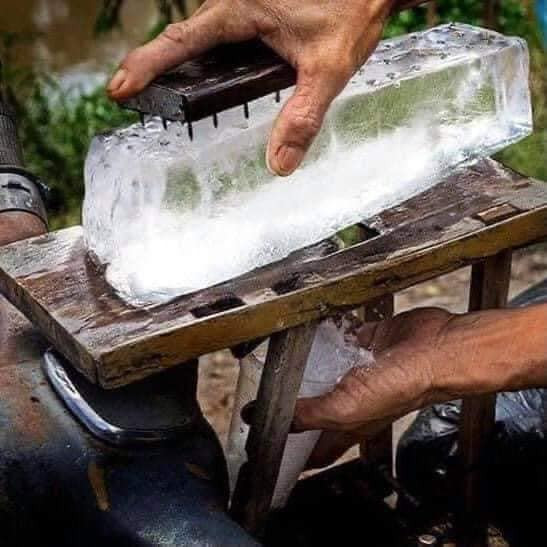 Nhưng chợt một lúc nào đó, bỗng nhiên hình ảnh tuổi thơ lại ùa về một cách mạnh mẽ như những trò chơi, những người bạn, những lần trốn học đi chơi, những lần đi hái trộm trái cây hàng xóm, những trận đòn roi của cha mẹ giúp ta nên người…