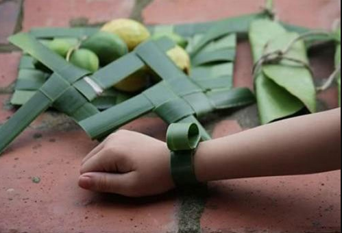 Bạn đã bao giờ thử độ khéo tay khi làm đồng hồ hay chong chóng từ lá dứa rừng hay lá chuối chưa?