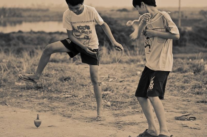 Trò chơi quy cù làm sống lại kí ức tuổi thơ quý báu.