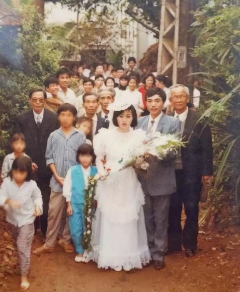 Ngoài ra cô dâu thời xưa còn ôm một bó hoa ngồi sau để chú rể đón về nhà trai.