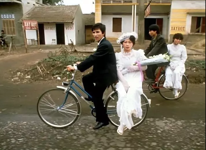 Mới đây, mạng xã hội lại xôn xao chia sẻ hình ảnh cưới thời bao cấp cách đây 30 năm.