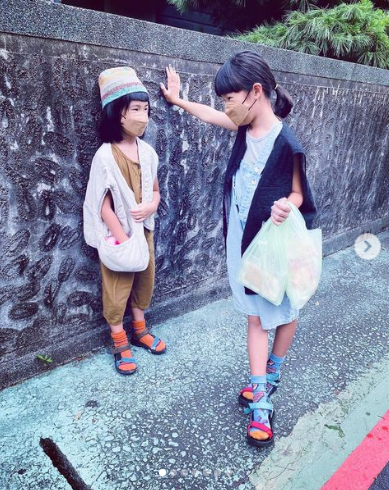 Qua loạt ảnh được chia sẻ có thể thấy cô bé luôn xuất hiện với trang phục sành điệu chẳng khác nào "fashionita nhí".