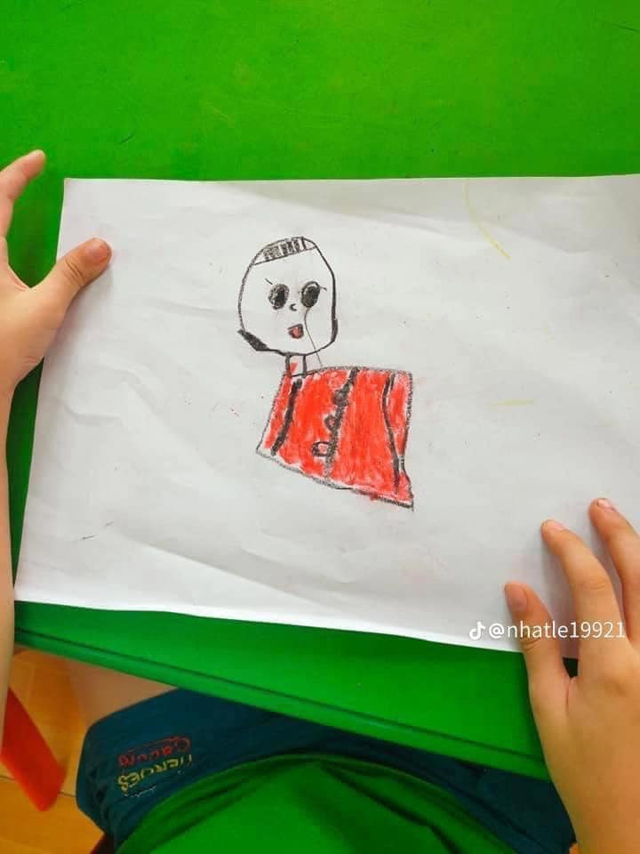 Nét vẽ hồn nhiên của các em nhỏ đã phác họa lên hình ảnh bố mẹ mình vừa ngộ nghĩnh, vừa đáng yêu.