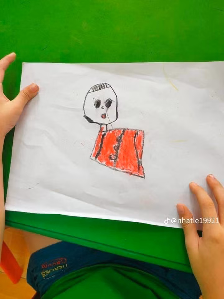 Nét vẽ hồn nhiên của các em nhỏ đã phác họa lên hình ảnh bố mẹ mình vừa ngộ nghĩnh, vừa đáng yêu.