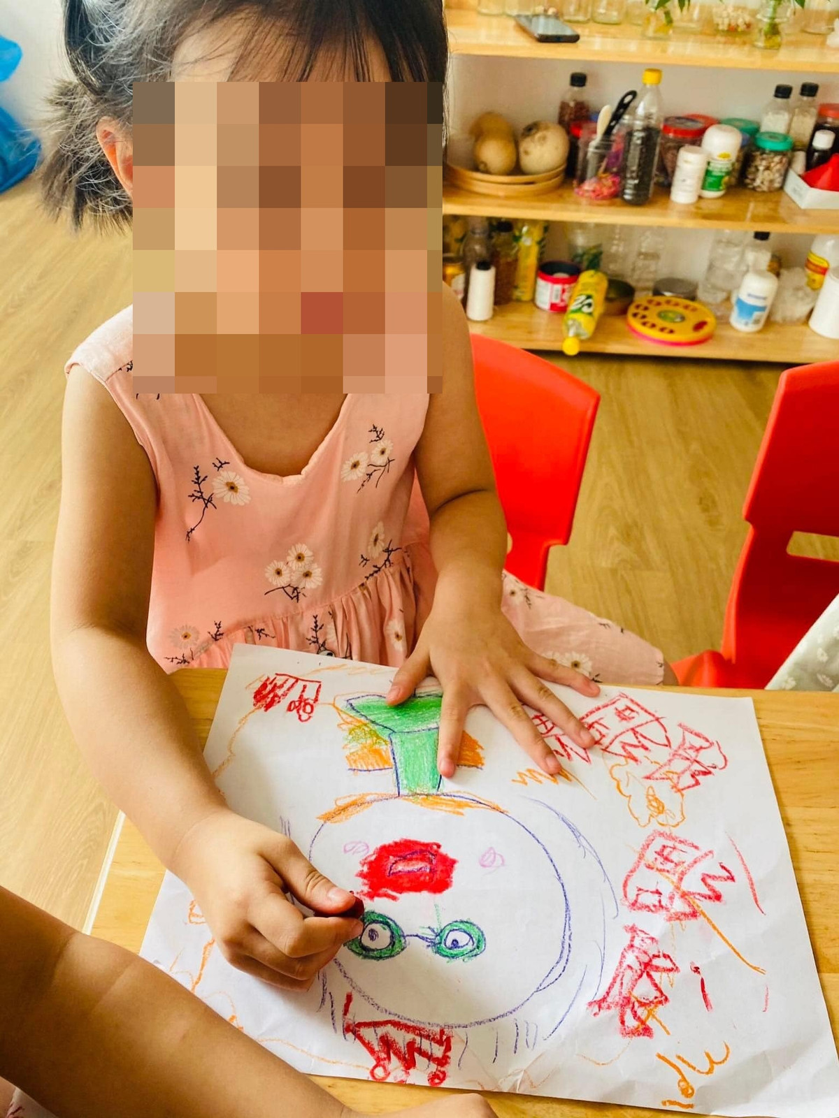 Khuôn mặt với mái tóc lởm chởm, đôi môi đỏ chót là hình ảnh người mẹ trong tâm trí của cô bé này. Ảnh: Nhatle