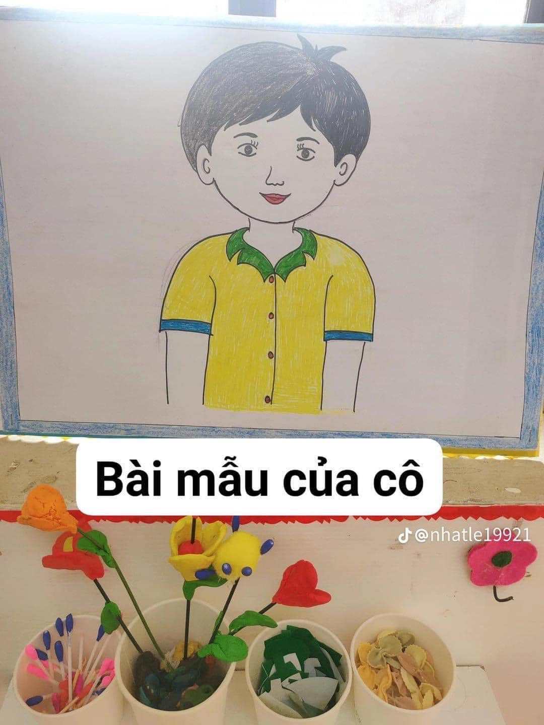 Theo đó cô giáo đã vẽ sẵn hai mẫu bức tranh về bố và mẹ để các em nhỏ vẽ theo, từ đó phác họa chân dung về bố mẹ của mình.