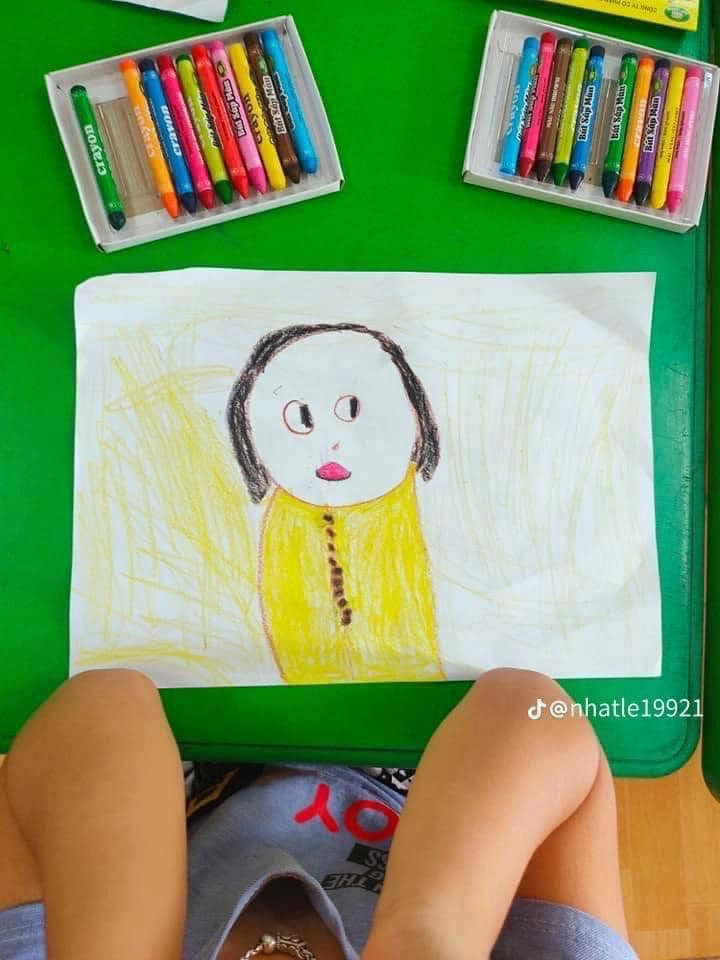 Sau khi miệt mài hoàn thành tác phẩm nghệ thuật của mình, sản phẩm của các cô bé, cậu bé đã làm không ít người nhìn vào và cười nghiêng ngả bởi nó rất thảm họa.