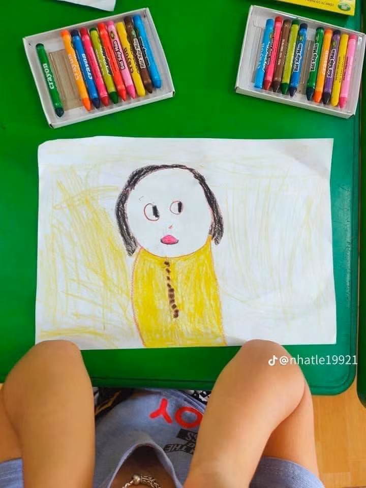 Sau khi miệt mài hoàn thành tác phẩm nghệ thuật của mình, sản phẩm của các cô bé, cậu bé đã làm không ít người nhìn vào và cười nghiêng ngả bởi nó rất thảm họa.