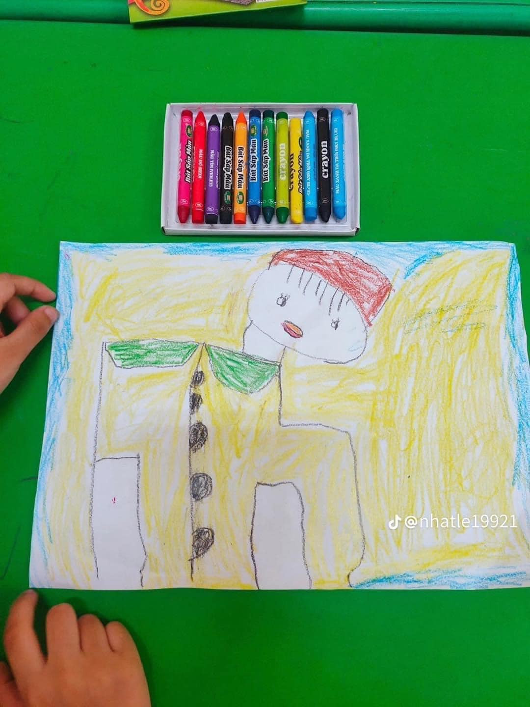 Nhìn vào bức tranh cư dân mạng còn trêu đùa rằng bố mẹ các bé ở nhà chắc sẽ buồn lắm đây.