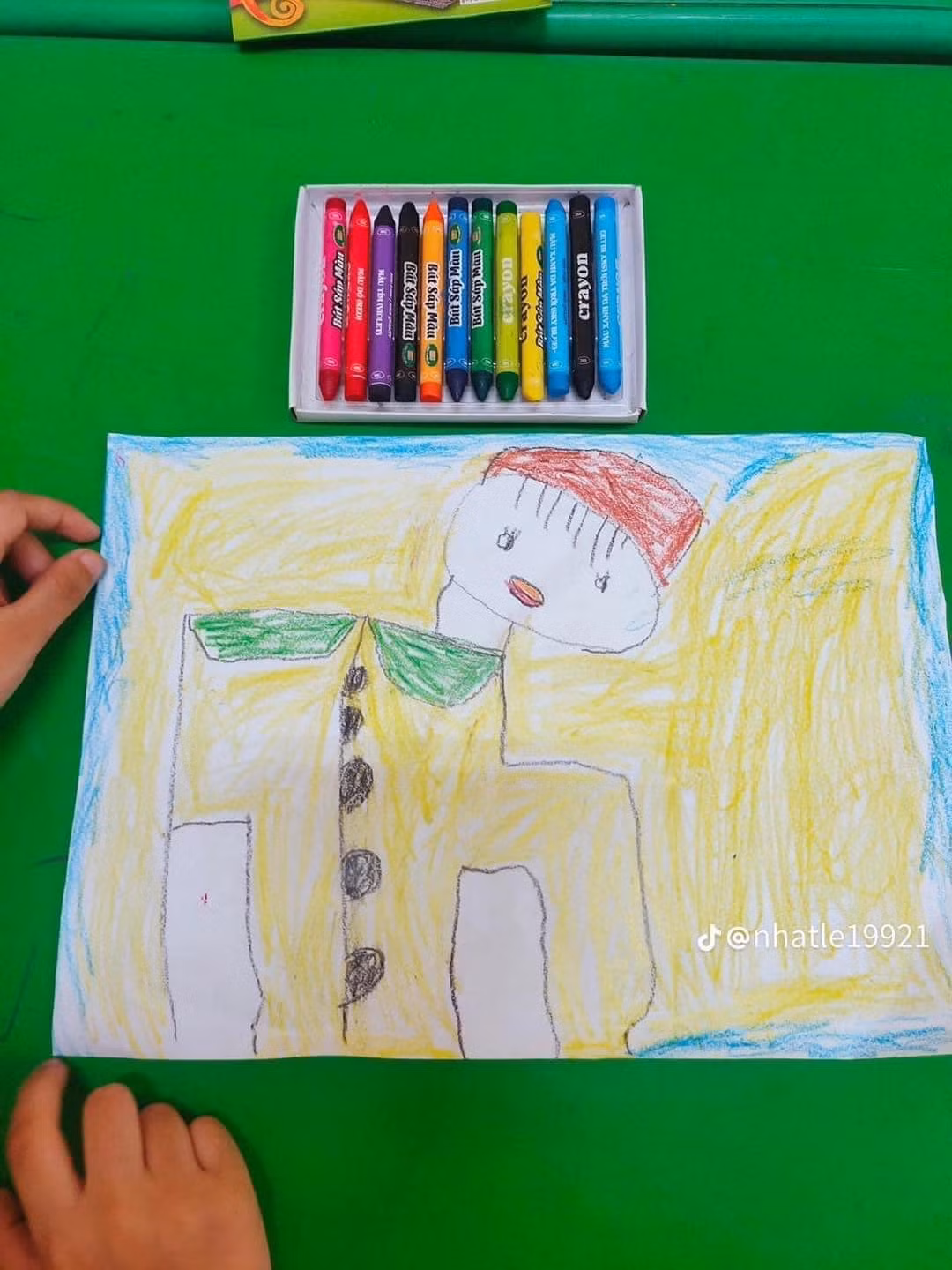 Nhìn vào bức tranh cư dân mạng còn trêu đùa rằng bố mẹ các bé ở nhà chắc sẽ buồn lắm đây.