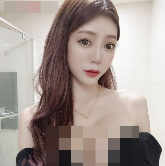 Mỗi lần livestream, nàng hot girl Nagase Kunni này luôn biết cách khoe tối đa ra sự nóng bỏng và gợi cảm của bản thân.
