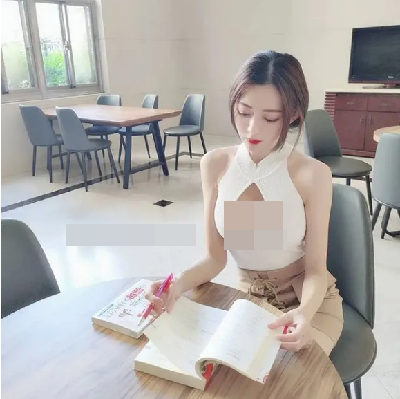 Nàng hot girl vẫn luôn cố gắng khoe tối đa sự gợi cảm của bản thân thông qua việc thả rông đôi gò bồng đảo nóng bỏng mỗi lần lên sóng. Ảnh: Tổng hợp