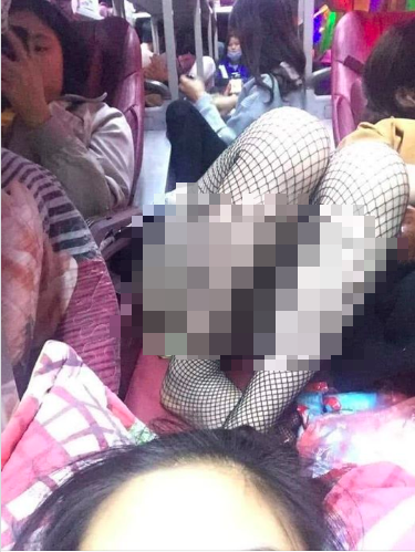 Trong khi xung quanh có rất nhiều hành khách đang nằm và ngồi, thì cô gái này vô tư nằm giữa lối đi với dáng vẻ hớ hênh mà chẳng cần che chắn xung quanh. Ảnh: Tổng hợp