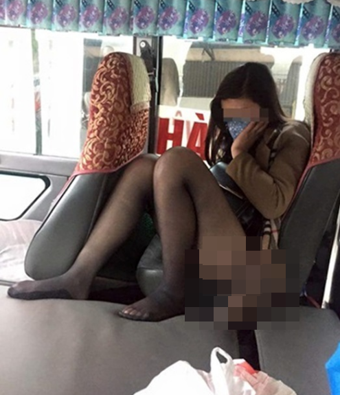 Được biết, đây không phải là lần đầu tiên xuất hiện hình ảnh thiếu nữ ăn mặc phản cảm chốn đông người.