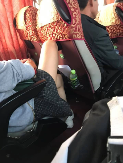 Những trang phục quá ngắn mà chỉ cần sơ ý chút thôi là sẽ tạo nên hình ảnh phản cảm trong mắt người đối diện.