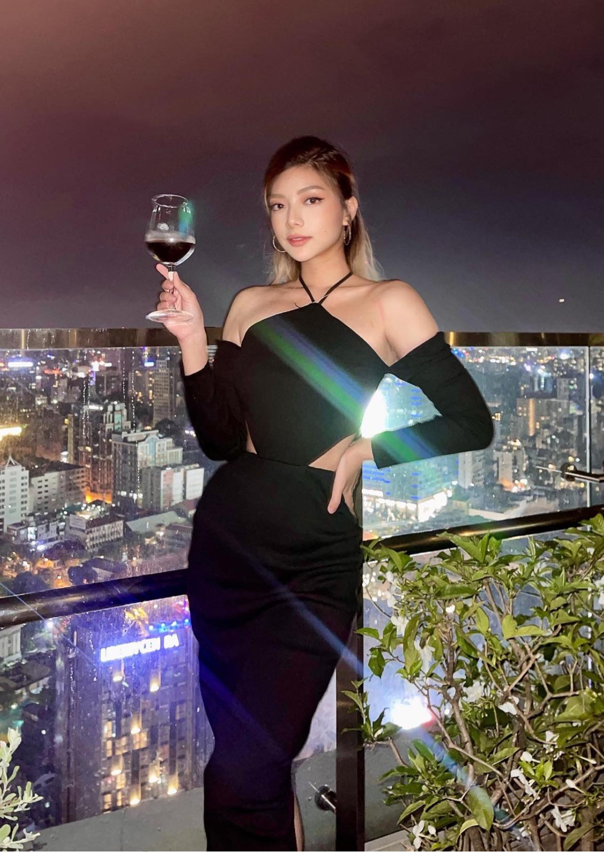 Katleen Phan Võ lớn lên tại Montreal, Canada và thông thạo ba ngôn ngữ Anh, Pháp, Việt.