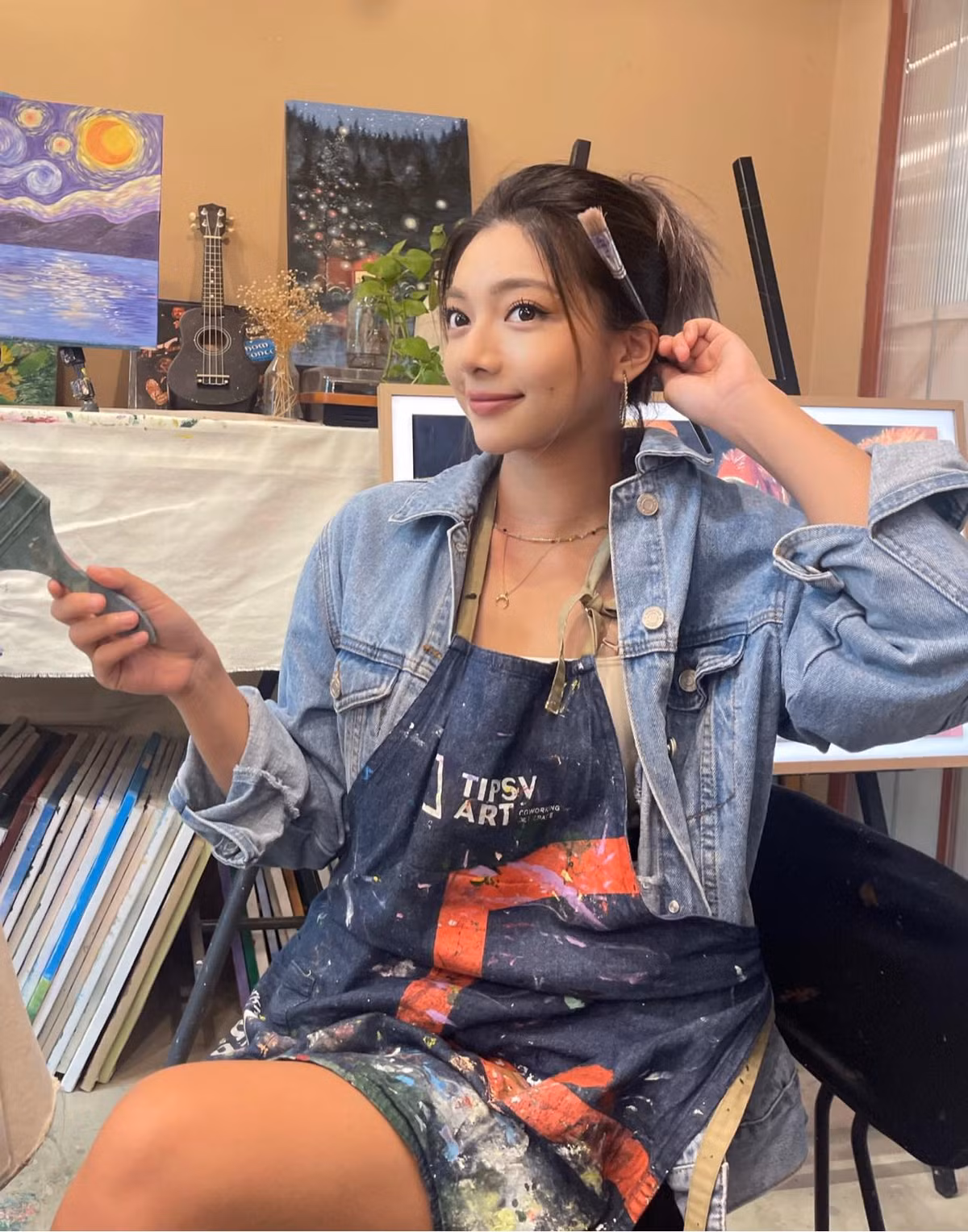 Cô sở hữu vẻ đẹp khoẻ khoắn, thân hình săn chắc vì học võ từ khi còn rất nhỏ.