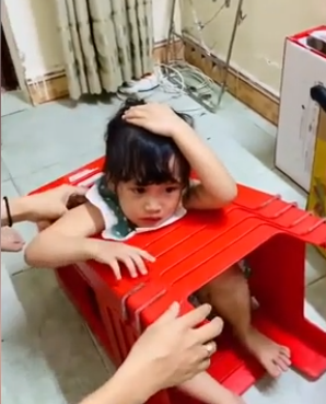 Nhiều mẹ còn không ngại đăng tải những hình ảnh "bóc phốt" con gái, minh chứng rõ ràng rằng các nàng không hề thùy mị mà trái lại còn nghịch ngợm không thua kém các bé trai.