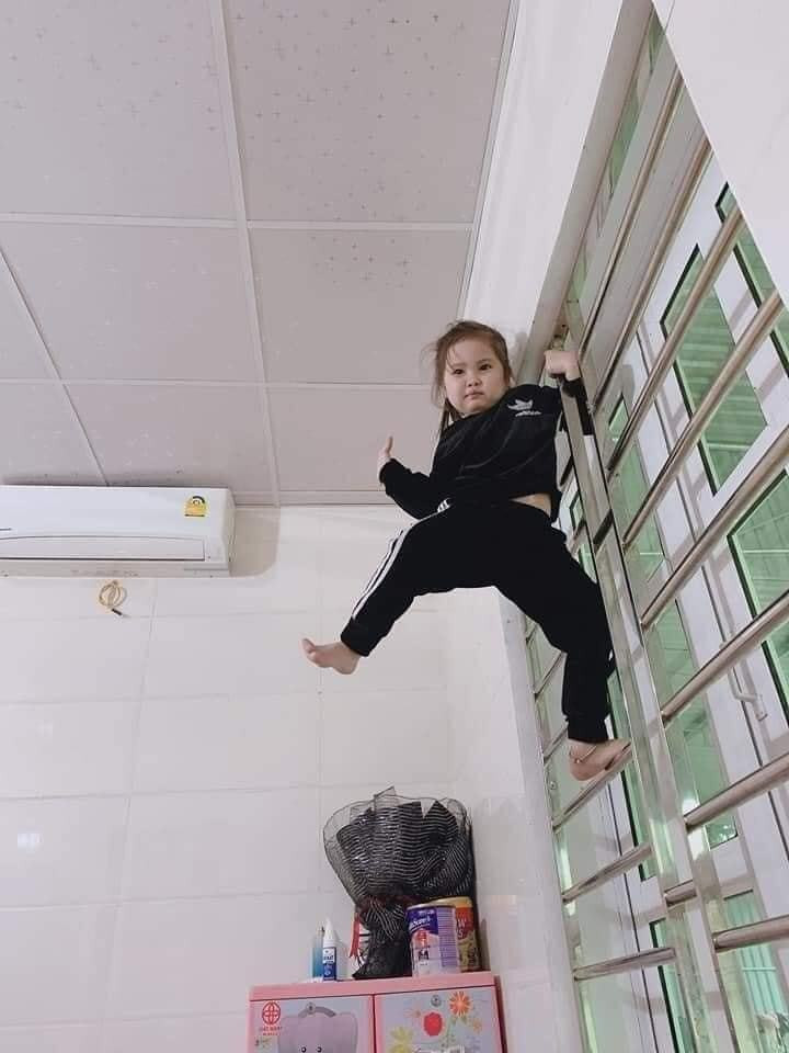 Sau khi chứng kiến những hình ảnh này các bậc phụ huynh không khỏi than trời: "Con nhà ai mà nghịch thế này".