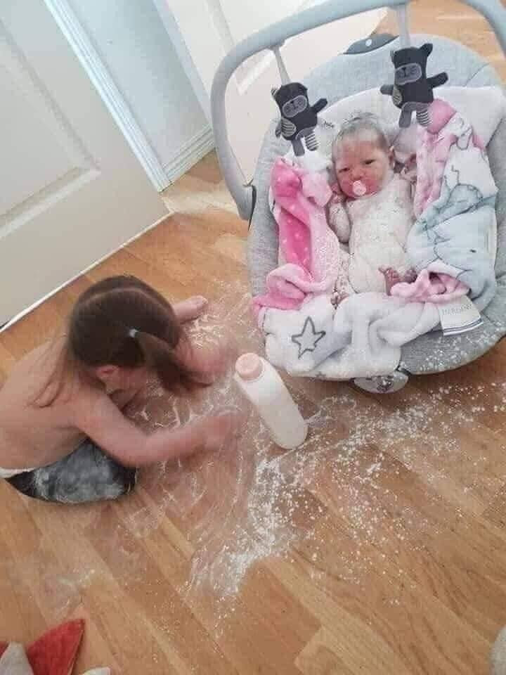 Câu chuyện xảy ra khi người mẹ nhờ con gái lớn trông em đang ngủ. Nhưng ai mà ngờ được, chỉ ít phút sơ sểnh, cô chị đã "tẩm bột chiên" khắp người đứa em của mình.