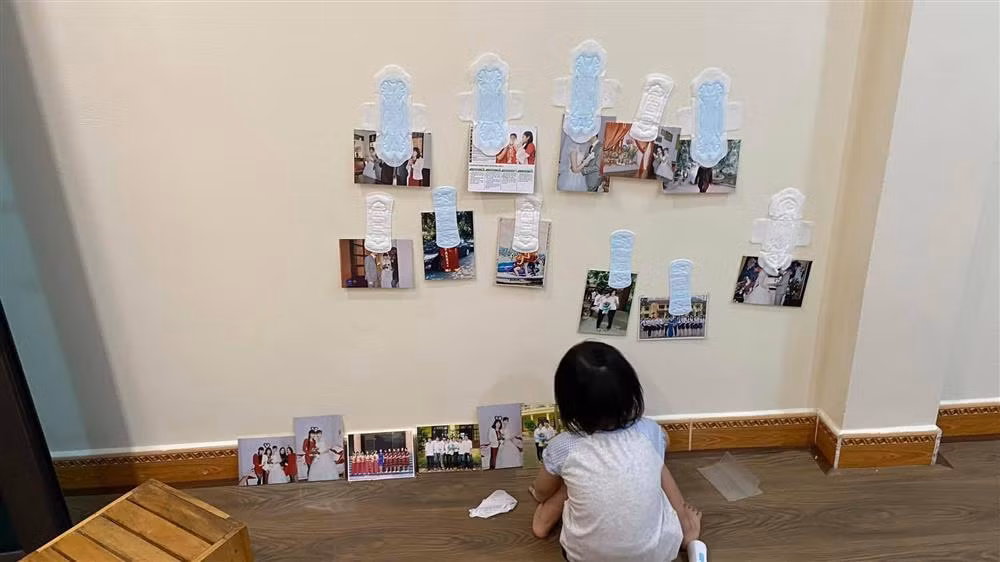 Chứng kiến cảnh tượng hài hước này, nhiều bà mẹ đã phải công nhận câu nói đẻ con gái cho thùy mị, nết na, dễ nuôi là hoàn toàn sai.