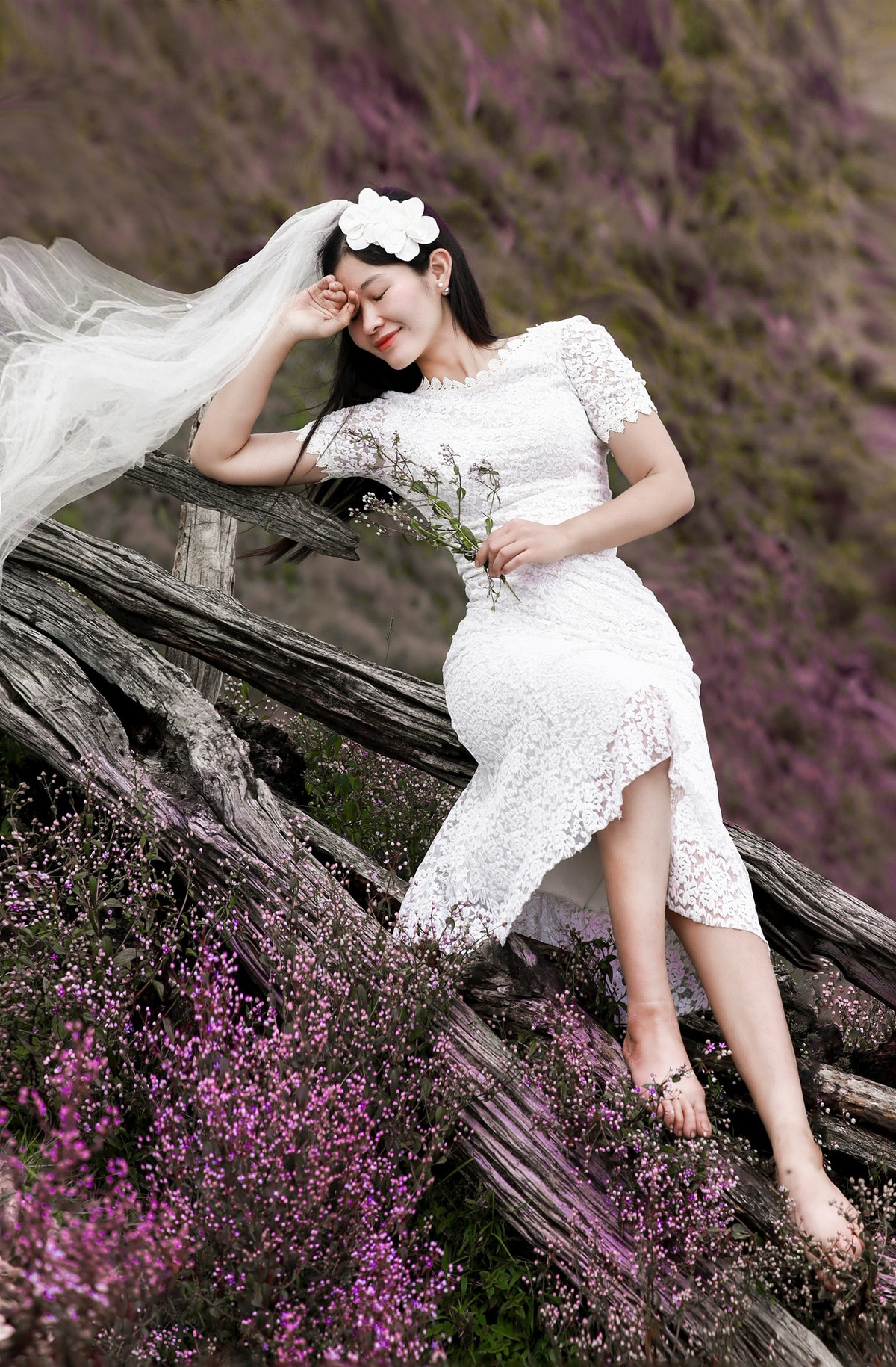 Nhiều du khách khi đến đây và chụp ảnh đều nhận xét rằng ngọn đồi trải sắc tím hoa Chi Pâu chẳng khác gì cánh đồng hoa lavender ở châu Âu.