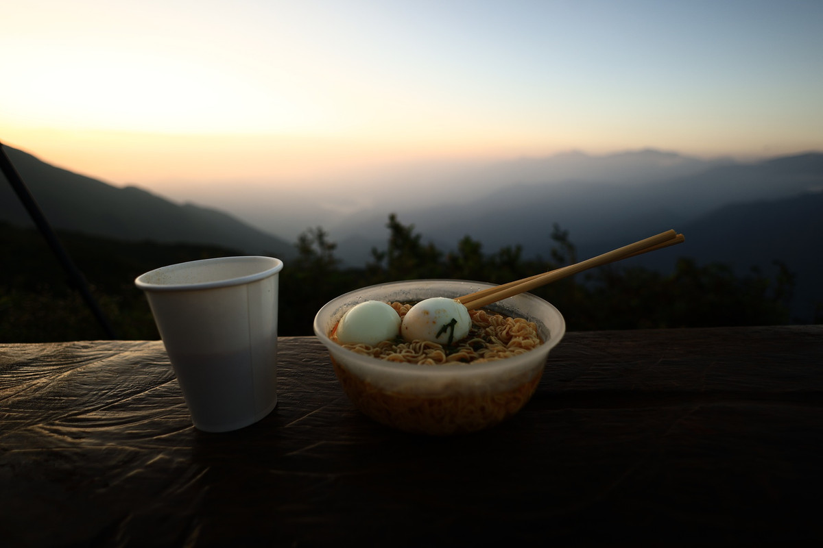 Thưởng thức bữa sáng chỉ với bát mì tôm trứng, ngồi trên cao nhìn xuống cảnh thiên nhiên hùng vĩ là điều thú vị mà tín đồ mê phượt nào cũng muốn trải nghiệm.