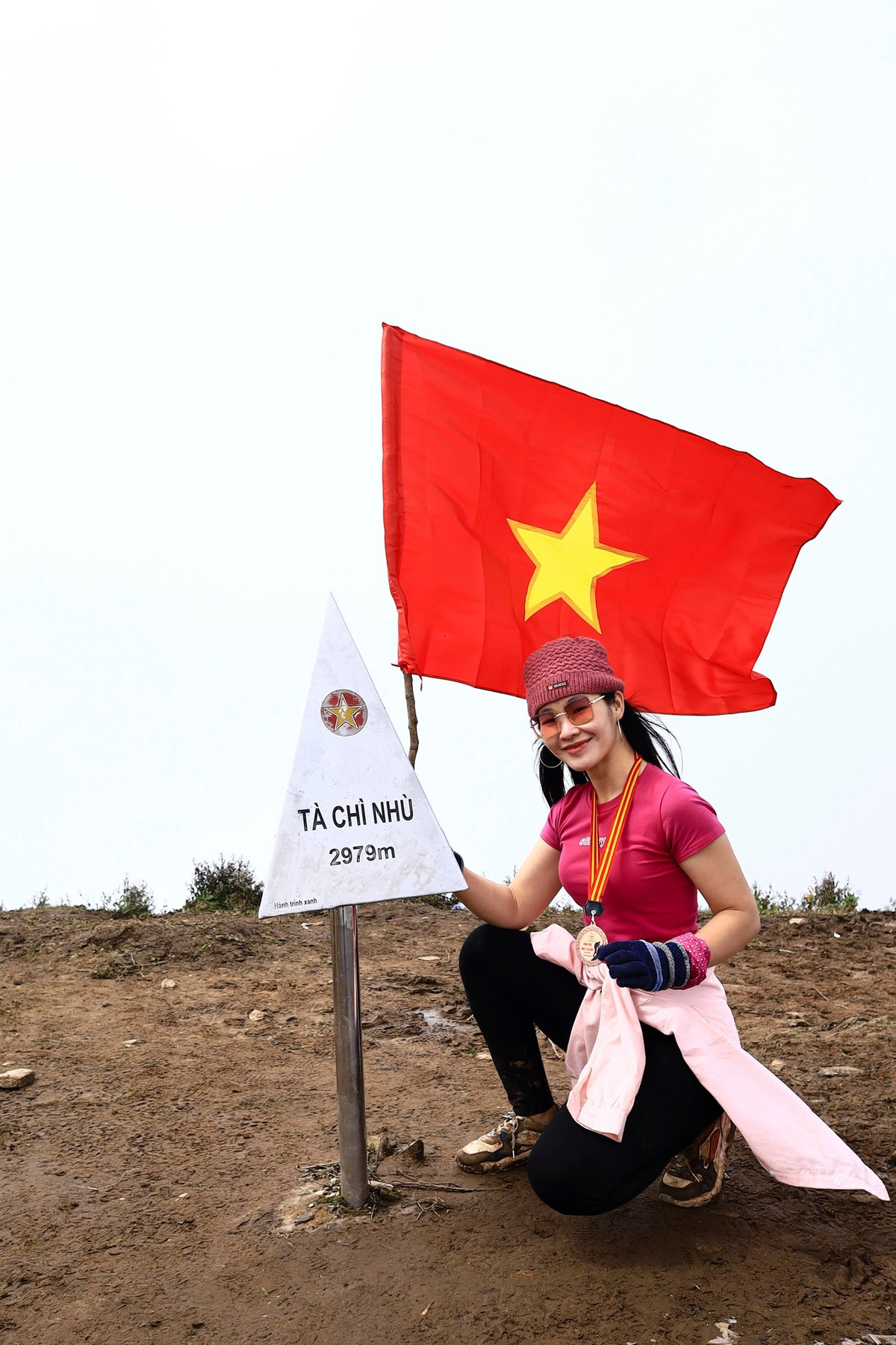 Cứ vào cuối thu, người ta lại lên kế hoạch đi săn loài hoa Chi Pâu trên đỉnh Tà Chì Nhù, ngắm nhìn biển tím mộng mơ, hòa với thiên nhiên núi rừng.