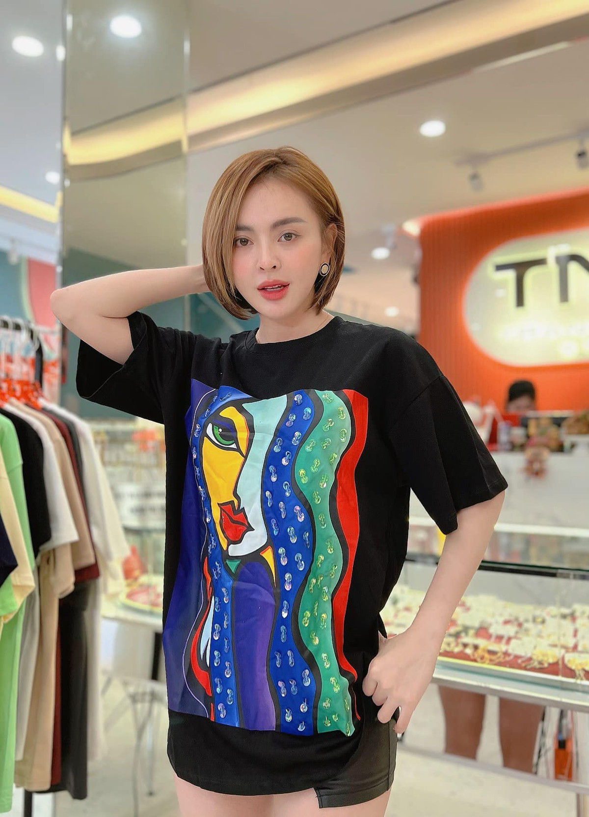 Trang Nemo được biết đến là hot girl bán hàng online nổi tiếng khi sở hữu lượt người theo dõi lớn.