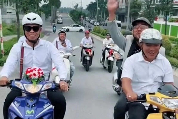 Hình ảnh cho thấy một đoàn xe máy đang trên đường đi rước dâu, cả đoàn đều là những xe máy biển số đẹp, độc nhất với các biển số ngũ quý đủ các loại từ 3 đến 9. Ảnh: Chụp màn hình TikTok T.N
