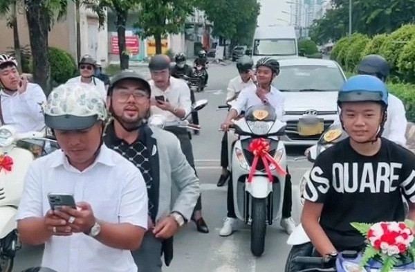Được biết, để quá trình đón dâu diễn ra suôn sẻ, cả đoàn đã kiểm tra kỹ lưỡng các xe máy, đồng thời đảm bảo khoảng cách giữa các xe khi di chuyển trên đường để có thể có một ngày vui trọn vẹn. Ảnh: Chụp màn hình TikTok T.N