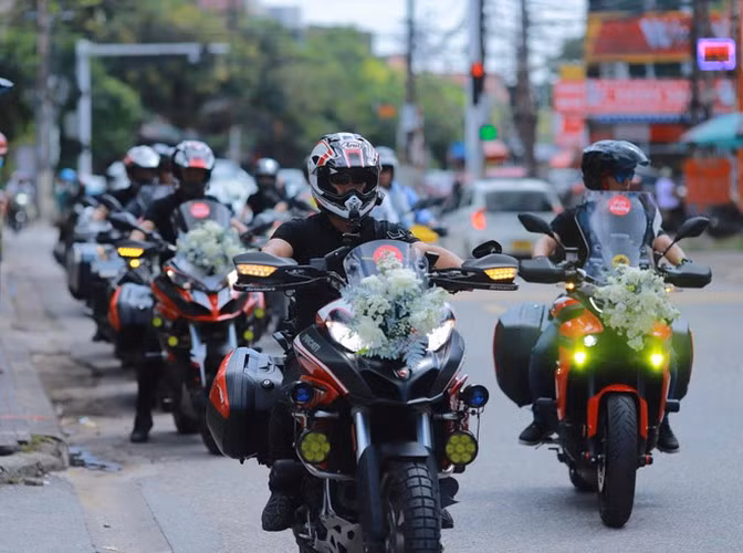 Cụ thể hàng chục chiếc mô tô phân khối lớn cùng những chiếc xế hộp hạng sang lăn bánh trên đường ai cũng trầm trồ. Ảnh: Nông thôn Việt