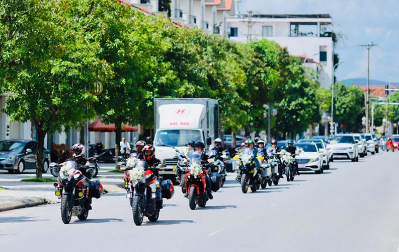 Những chiếc moto "hầm hố" được trang trí hoa cưới lộng lẫy trong ngày vui của cô dâu, chú rể tạo nên đoàn rước dâu” có một không hai”. Ảnh: Nông thôn Việt