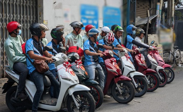 Trước đó, để ngày cưới của mình thêm ý nghĩa và đáng nhớ hơn, nhiều người không ngại làm theo cách khác biệt. Đơn cử như đám cưới của chú rể Hồng Sơn và cô dâu Phương Uyên rước dâu hoàn toàn là xe máy điện.