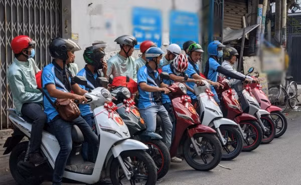 Trước đó, để ngày cưới của mình thêm ý nghĩa và đáng nhớ hơn, nhiều người không ngại làm theo cách khác biệt. Đơn cử như đám cưới của chú rể Hồng Sơn và cô dâu Phương Uyên rước dâu hoàn toàn là xe máy điện.