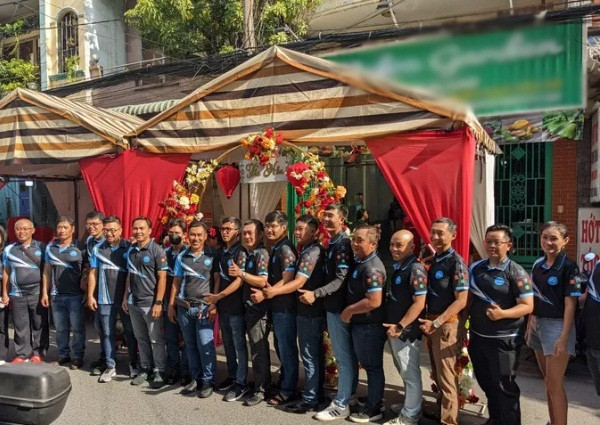 Đội hình đám cưới "có 1 không 2 này" đã để lại ấn tượng thú vị trong mắt những người tham gia giao thông.