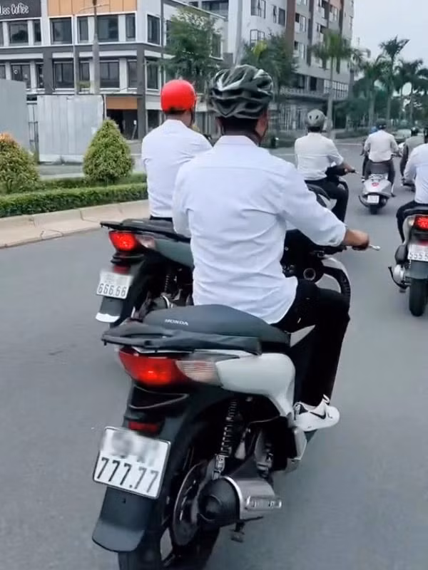 Ngay sau khi đoạn clip được đăng tải đã thu hút rất nhiều người xem. Đa số mọi người đều bày tỏ rất thích thú với cách rước dâu của đám cưới siêu xe này. Ảnh: Chụp màn hình TikTok T.N