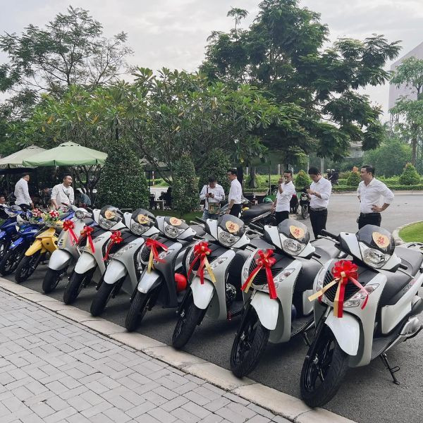 Qua một số khoảnh khắc được chia sẻ lên MXH, netizen đã được một phen trầm trố không ngớt, tại đám cưới khủng này xuất hiện dàn xe với những biển số "khủng", trong đó những chiếc xe đi rước dâu toàn mang biển số ngũ quý, một trong những biển số được săn lùng với giá rất cao. Ảnh: FB T.N