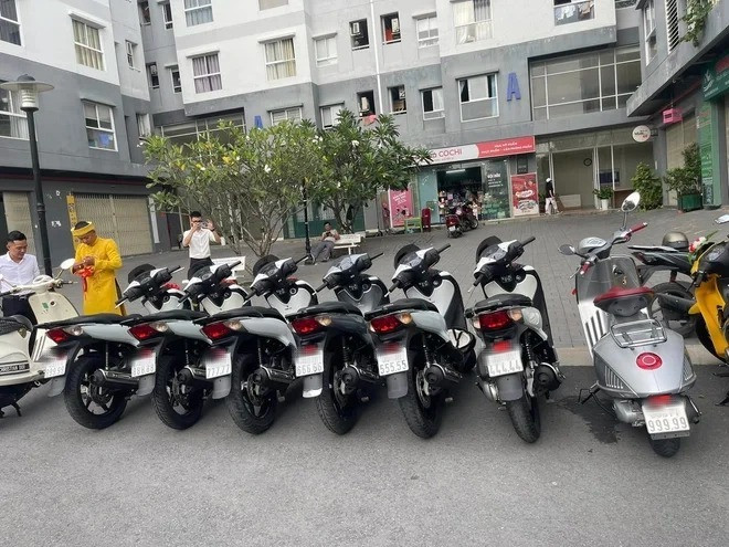 Mới đây những hình ảnh về đám cưới với dàn xe rước dâu toàn biển ngũ quý đang thu hút sự chú ý của cư dân mạng. Ảnh: FB T.N