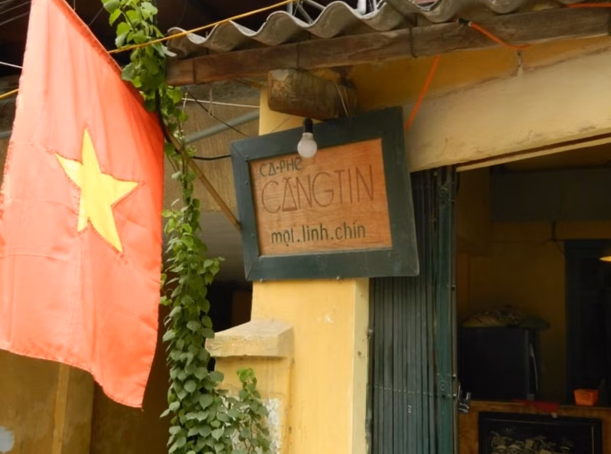 Căng tin 109 là một trong top hàng quán mang vẻ đẹp lạ nhưng lại xưa cũ, với những món đồ mộc mạc, đơn sơ của những ngày rêu phong. Ảnh: @Cangtincaphe