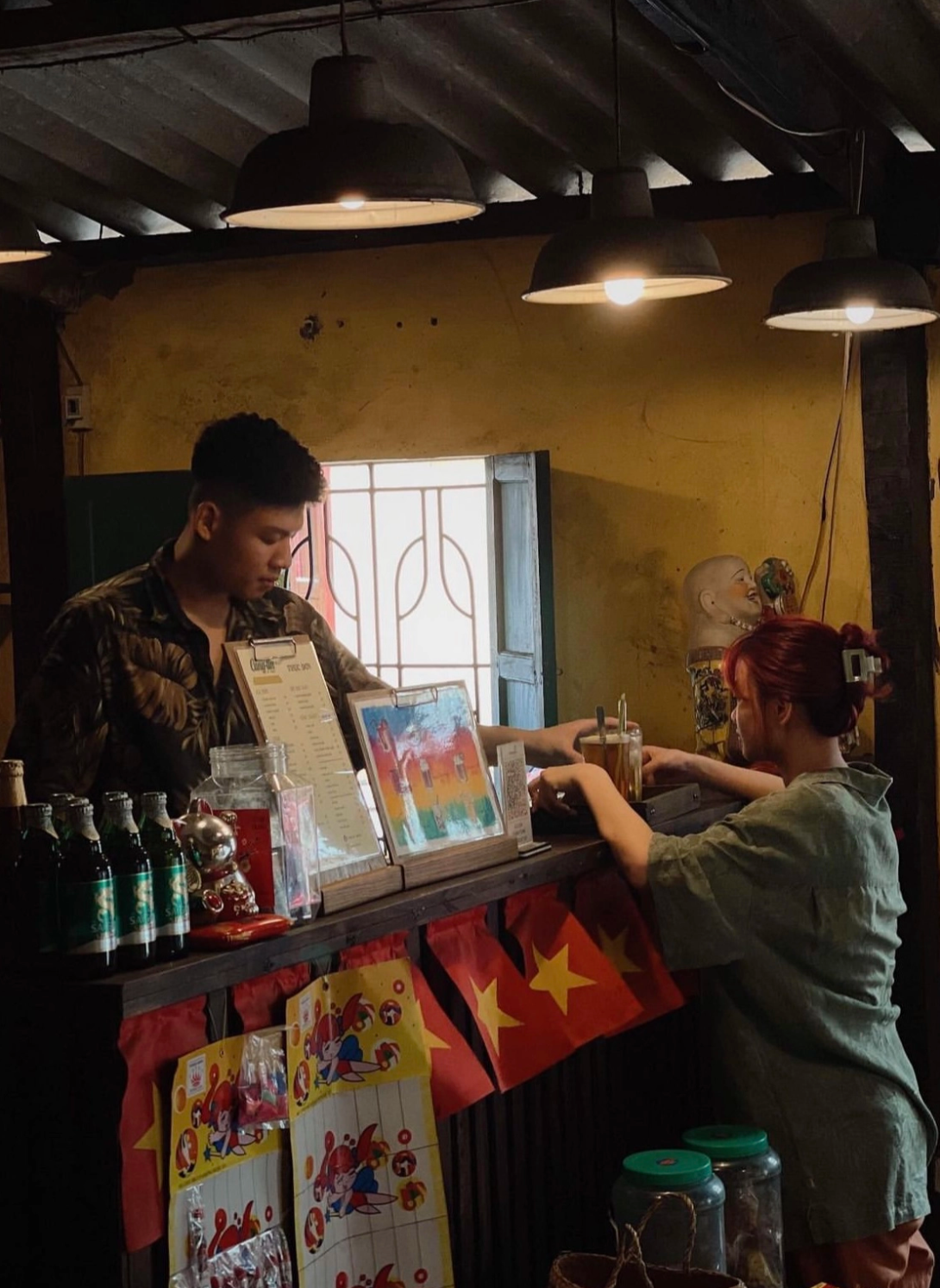 Quán cà phê này nằm nép mình dưới chân một dãy nhà trong 1 khu tập thể. Đến đây, bạn còn có thể tìm được những món ăn mì tôm trẻ em, ô mai hoa đào, hộp C trái tim,... khiến người ta không thể không nhớ về tuổi thơ. Ảnh: @Cangtincaphe