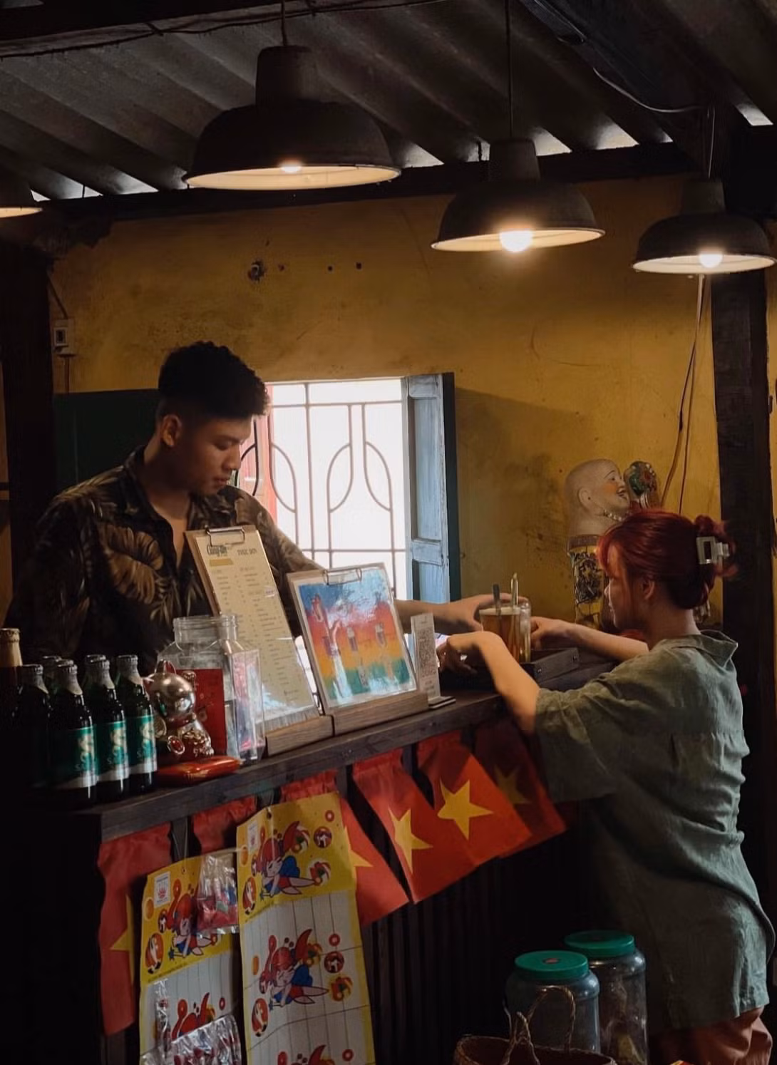 Quán cà phê này nằm nép mình dưới chân một dãy nhà trong 1 khu tập thể. Đến đây, bạn còn có thể tìm được những món ăn mì tôm trẻ em, ô mai hoa đào, hộp C trái tim,... khiến người ta không thể không nhớ về tuổi thơ. Ảnh: @Cangtincaphe