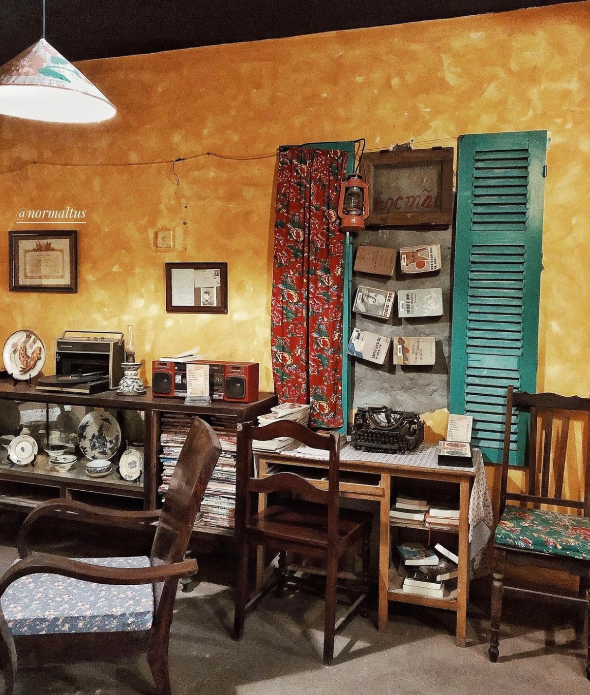 Từ ngoài cửa đi vào là không gian tái hiện lại phố phường Hà Nội xưa, với loa phường treo trên cột điện, với các con phố: Phố Hàng Bột, Phố Hàng Cháo, Phố Phất Lộc,… Ảnh: normaltus