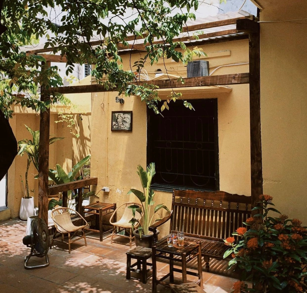 Với nền tường vàng đặc trưng của những khu tập thể cũ, quán có không gian bé nhưng lại vô cùng ấm cúng. Địa chỉ: ngõ 198 Xã Đàn, Q. Đống Đa. Ảnh: @Cangtincaphe