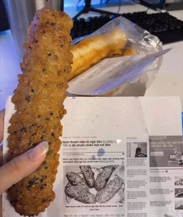 Khách nước ngoài còn từng nhiều lần chia sẻ các tình huống khó đỡ khi họ ăn uống lề phố ở Việt Nam, thường gặp nhất là những lần phát hiện ra các tờ giấy gói được tái chế với những nội dung dở khóc dở cười.